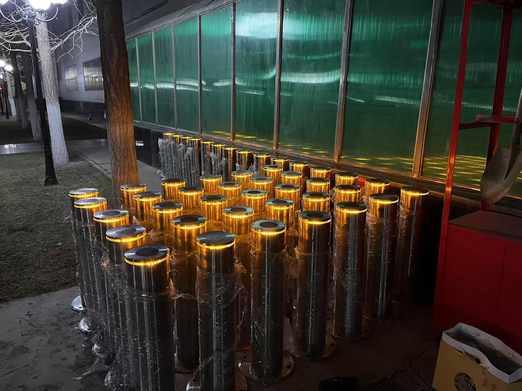 不锈钢太阳能灯光警示柱